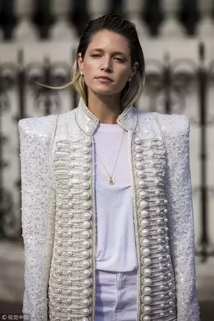 肩宽女生穿搭全指南：巧妙扬长避短塑造完美比例