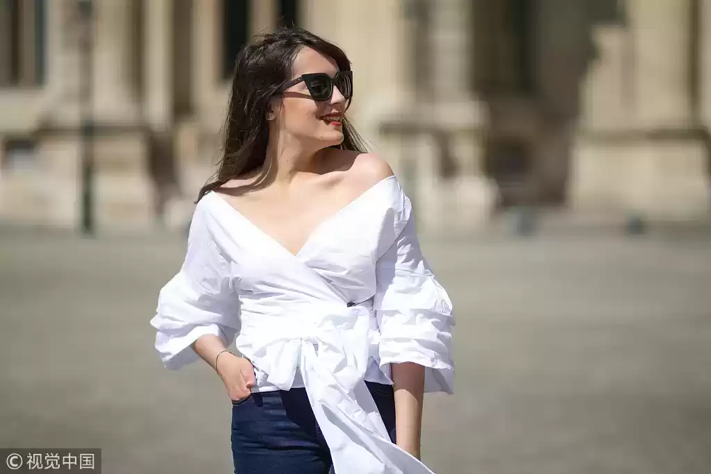 肩宽女生穿搭秘籍：巧妙修饰肩线，展现自信魅力