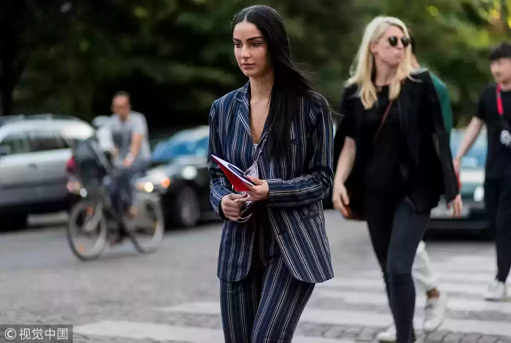 肩宽女生穿搭秘籍：巧妙修饰肩线，展现自信魅力