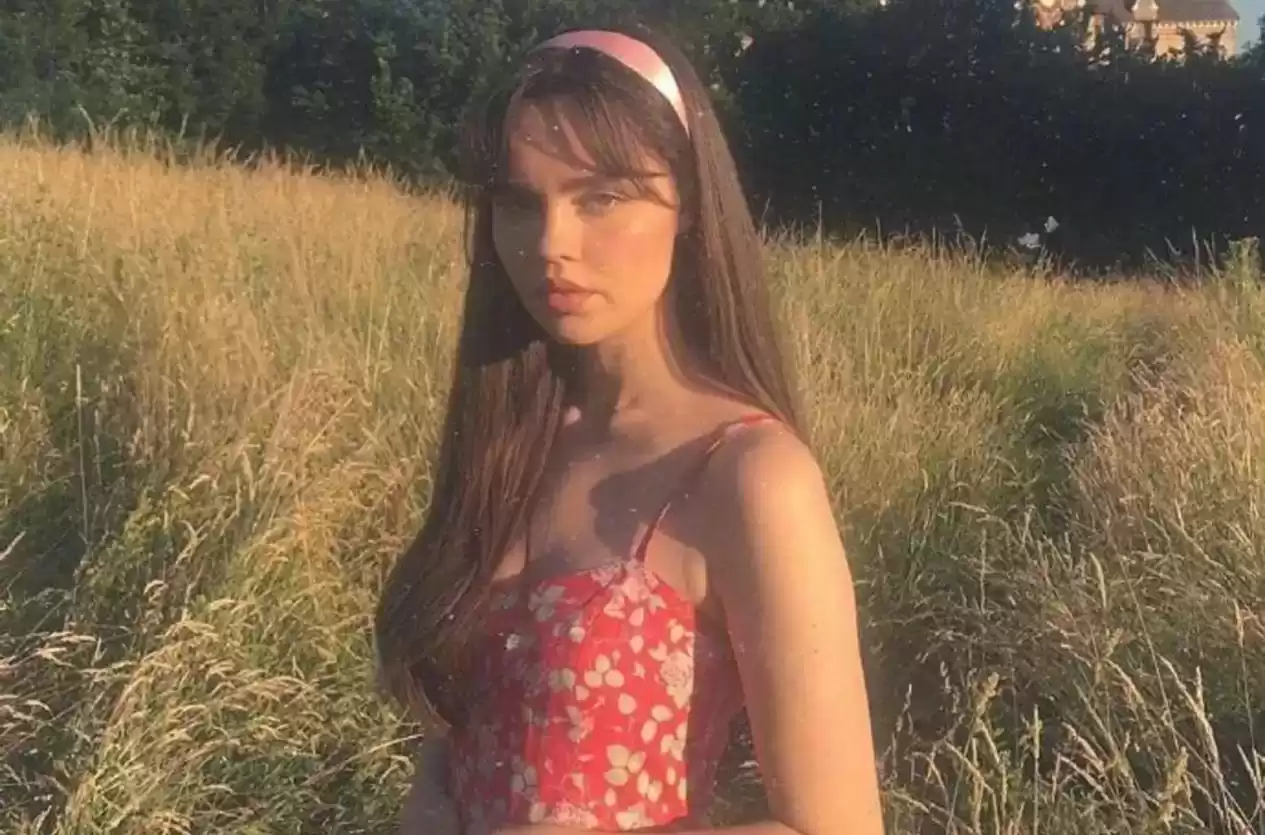 沙漏型身材穿搭全攻略:巧妙平衡术,告别显胖轻松驾驭少女风 沙漏型身材穿搭全攻略:巧妙平衡术,告别显胖轻松驾驭少女风