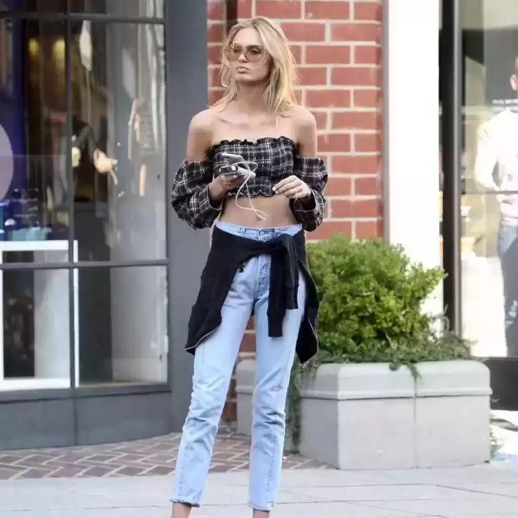 沙漏型身材穿搭全攻略:巧妙平衡术,告别显胖轻松驾驭少女风 沙漏型身材穿搭全攻略:巧妙平衡术,告别显胖轻松驾驭少女风