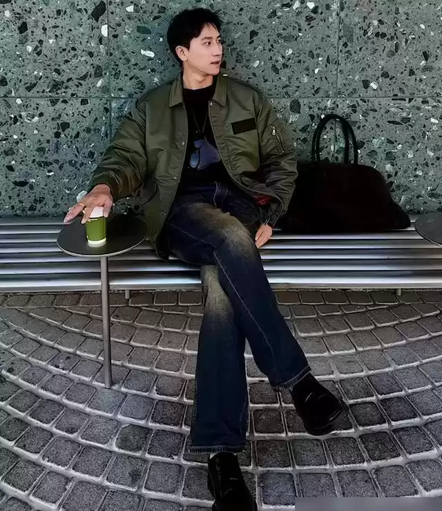男人时尚穿衣搭配 今年男人“最圈粉”的打扮：上半身穿夹克，下半身配牛仔裤，真酷