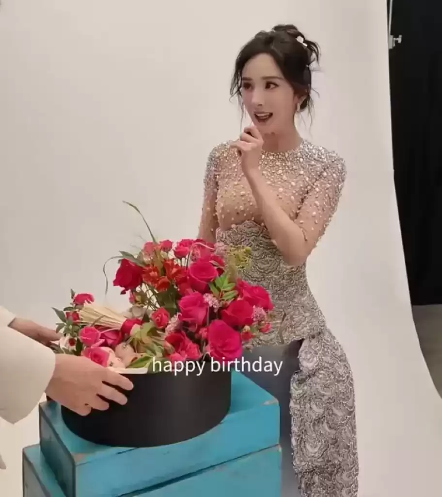 杨幂透视礼服惊艳造型：裸色内衬巧妙搭配，丰满身材优雅吸睛