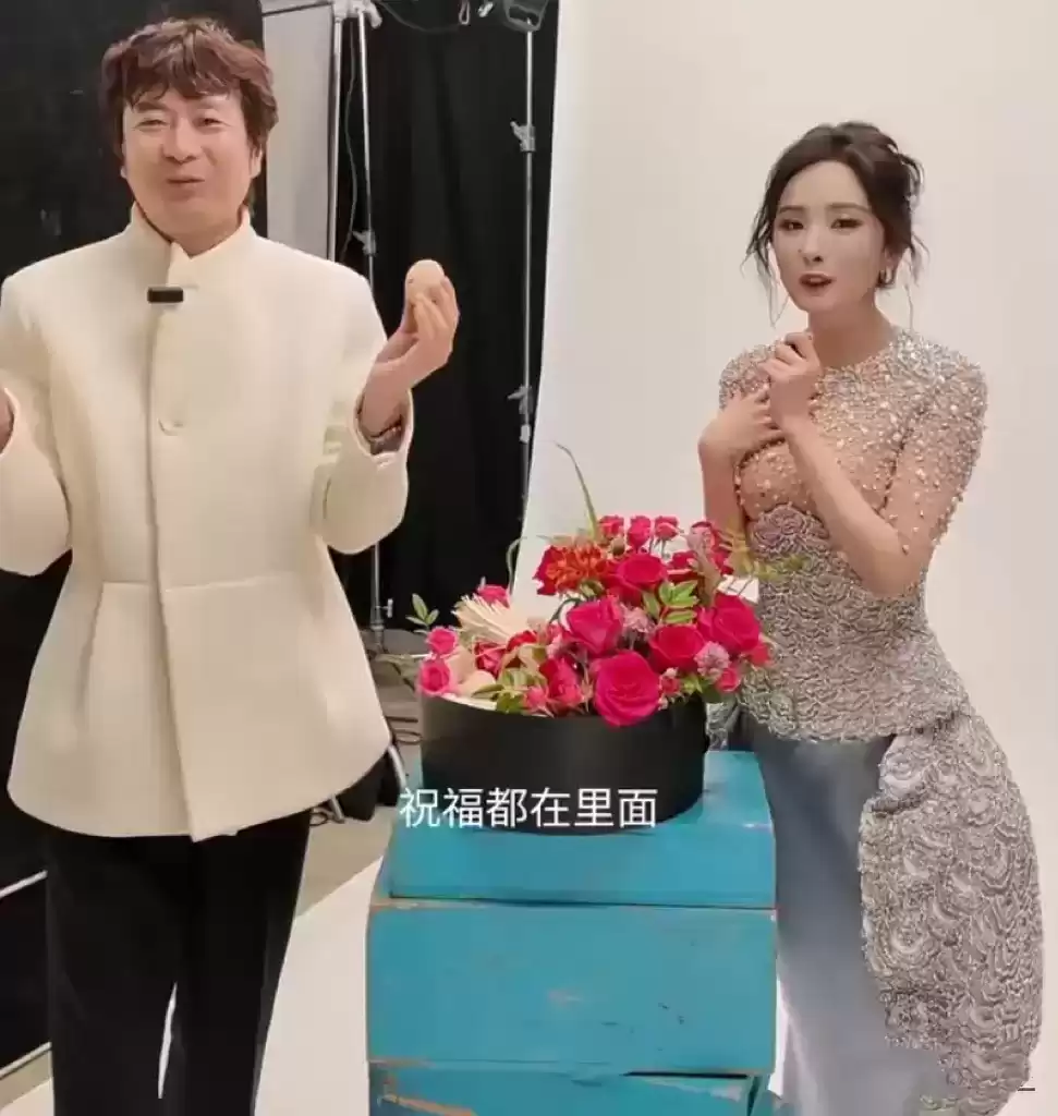 杨幂透视礼服惊艳造型：裸色内衬巧妙搭配，丰满身材优雅吸睛