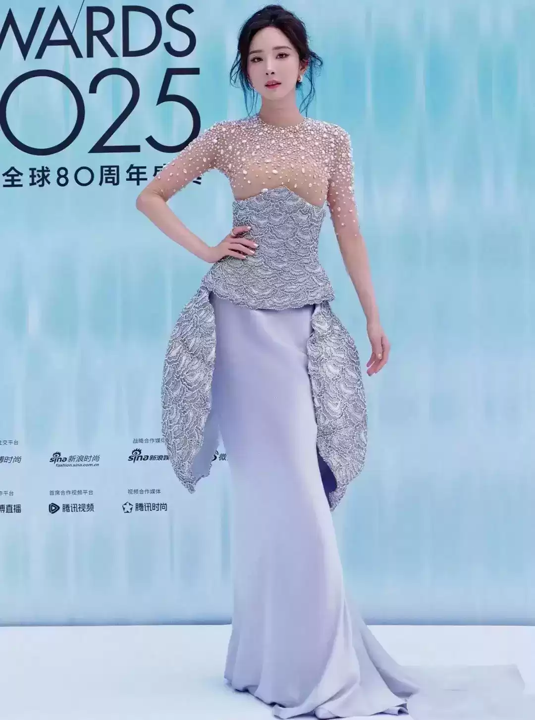 杨幂透视礼服惊艳造型：裸色内衬巧妙搭配，丰满身材优雅吸睛