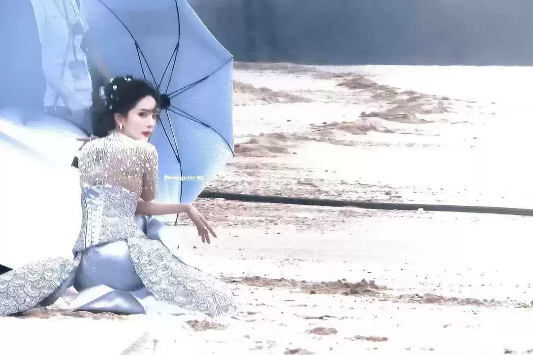 杨幂透视礼服惊艳造型：裸色内衬巧妙搭配，丰满身材优雅吸睛