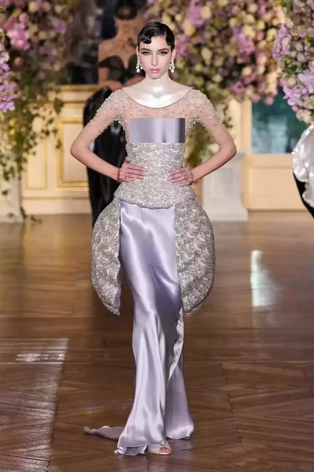 杨幂透视礼服惊艳造型：裸色内衬巧妙搭配，丰满身材优雅吸睛