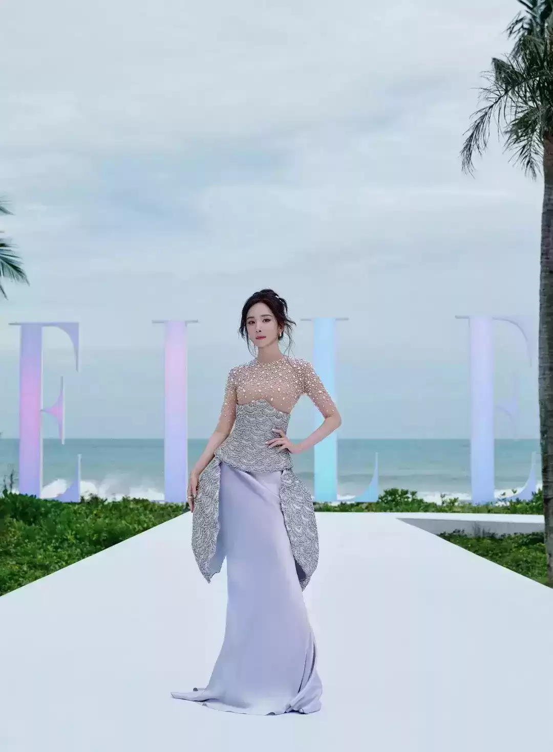 杨幂透视礼服惊艳造型：裸色内衬巧妙搭配，丰满身材优雅吸睛