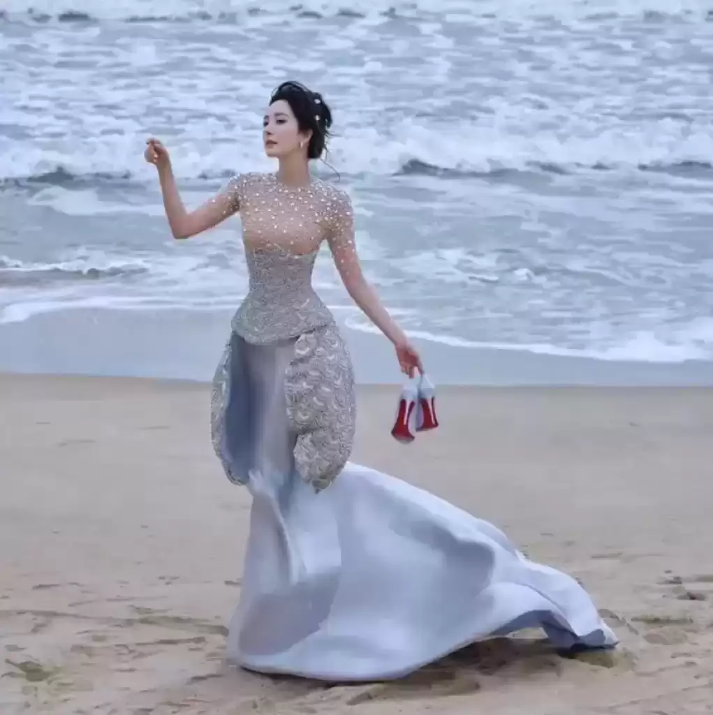 杨幂透视礼服惊艳造型：裸色内衬巧妙搭配，丰满身材优雅吸睛