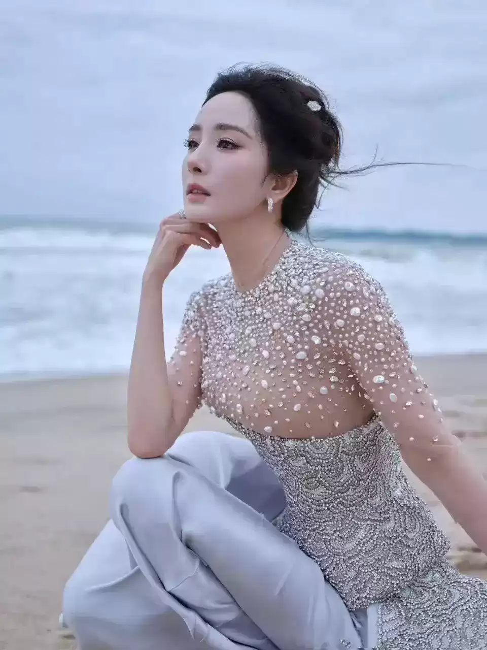 杨幂透视礼服惊艳造型：裸色内衬巧妙搭配，丰满身材优雅吸睛