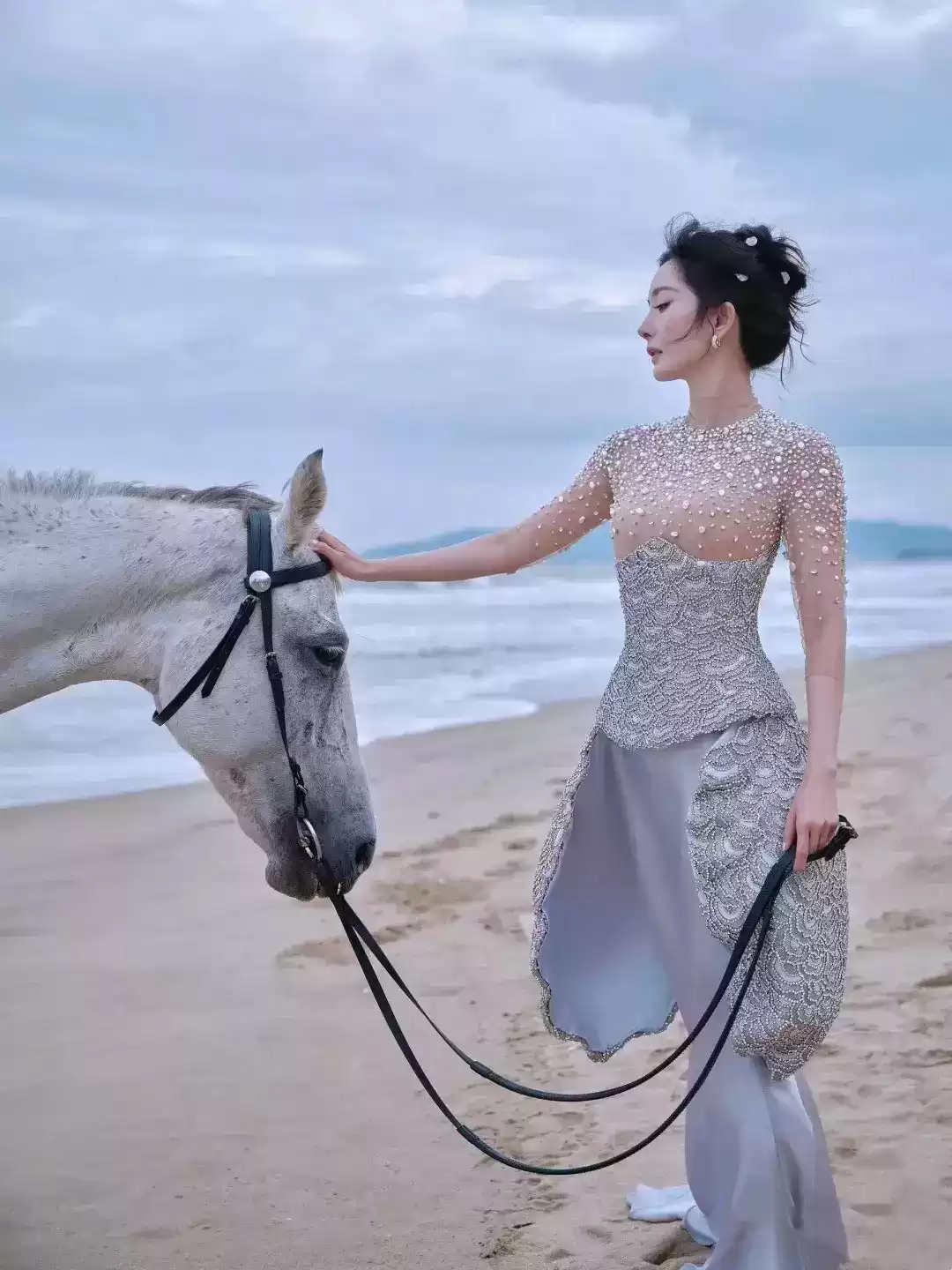 杨幂透视礼服惊艳造型：裸色内衬巧妙搭配，丰满身材优雅吸睛