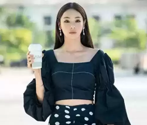 肩宽穿搭终极指南：巧妙搭配告别显壮，重塑自信形象