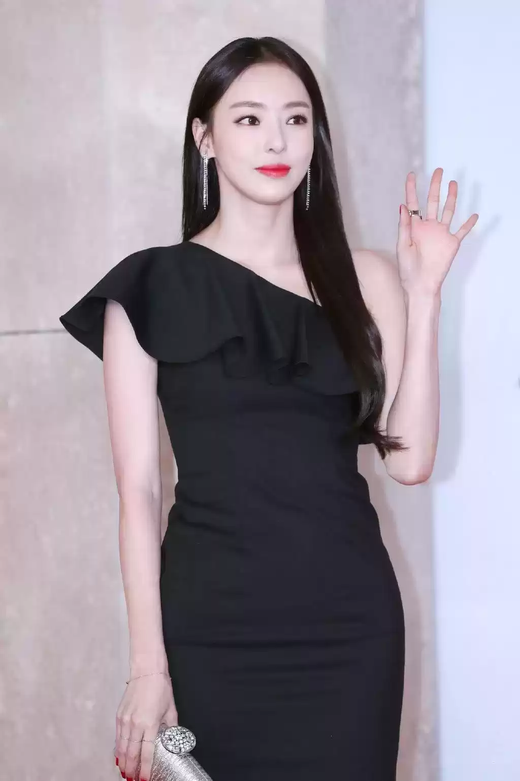 肩宽穿搭终极指南：巧妙搭配告别显壮，重塑自信形象