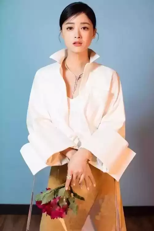 肩宽穿搭终极指南：巧妙搭配告别显壮，重塑自信形象