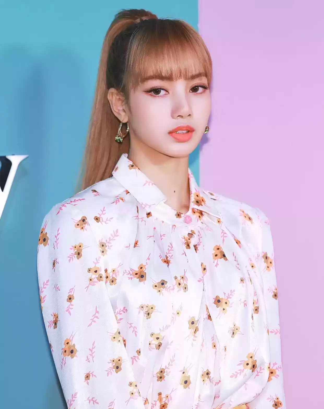 肩宽穿搭终极指南：巧妙搭配告别显壮，重塑自信形象