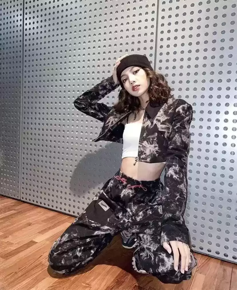 肩宽穿搭终极指南：巧妙搭配告别显壮，重塑自信形象