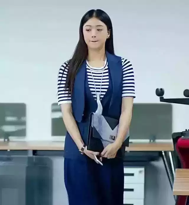 肩宽穿搭终极指南：巧妙搭配告别显壮，重塑自信形象