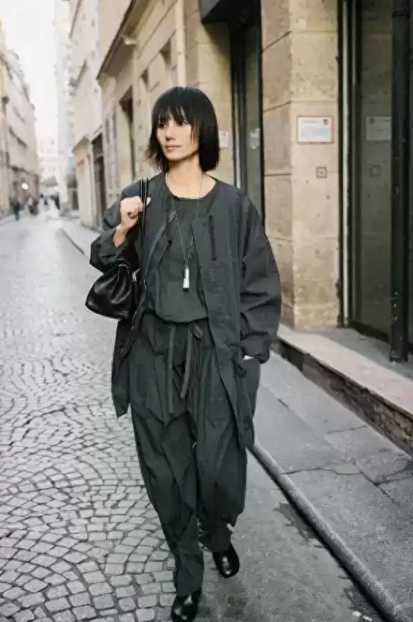 臀部丰满如何穿搭？48岁袁泉引领新风尚： oversized外套+阔腿裤，时髦显年轻