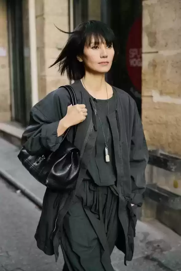 臀部丰满如何穿搭？48岁袁泉引领新风尚： oversized外套+阔腿裤，时髦显年轻