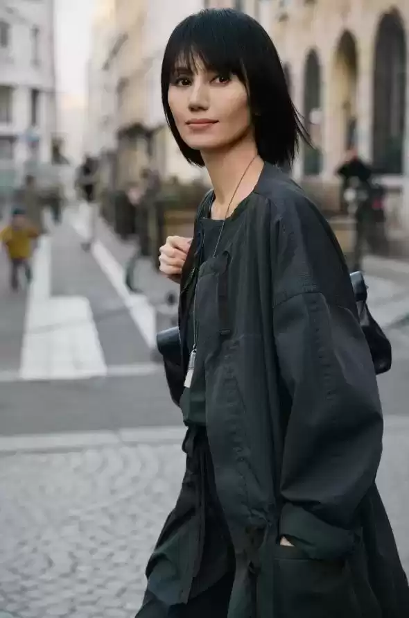 臀部丰满如何穿搭？48岁袁泉引领新风尚： oversized外套+阔腿裤，时髦显年轻