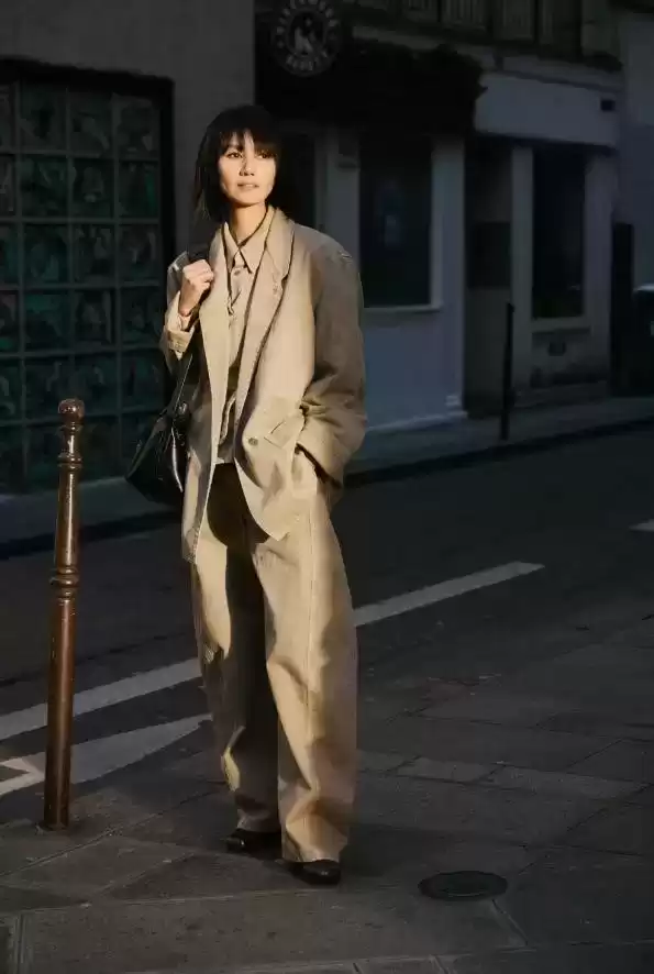 臀部丰满如何穿搭？48岁袁泉引领新风尚： oversized外套+阔腿裤，时髦显年轻