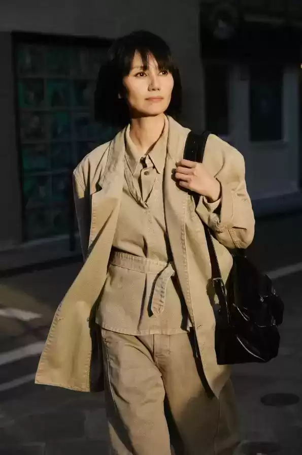 臀部丰满如何穿搭？48岁袁泉引领新风尚： oversized外套+阔腿裤，时髦显年轻