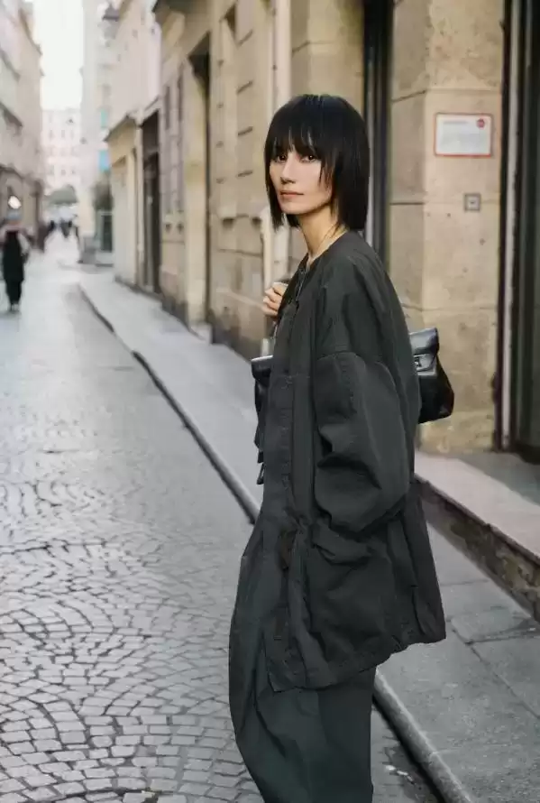 臀部丰满如何穿搭？48岁袁泉引领新风尚： oversized外套+阔腿裤，时髦显年轻