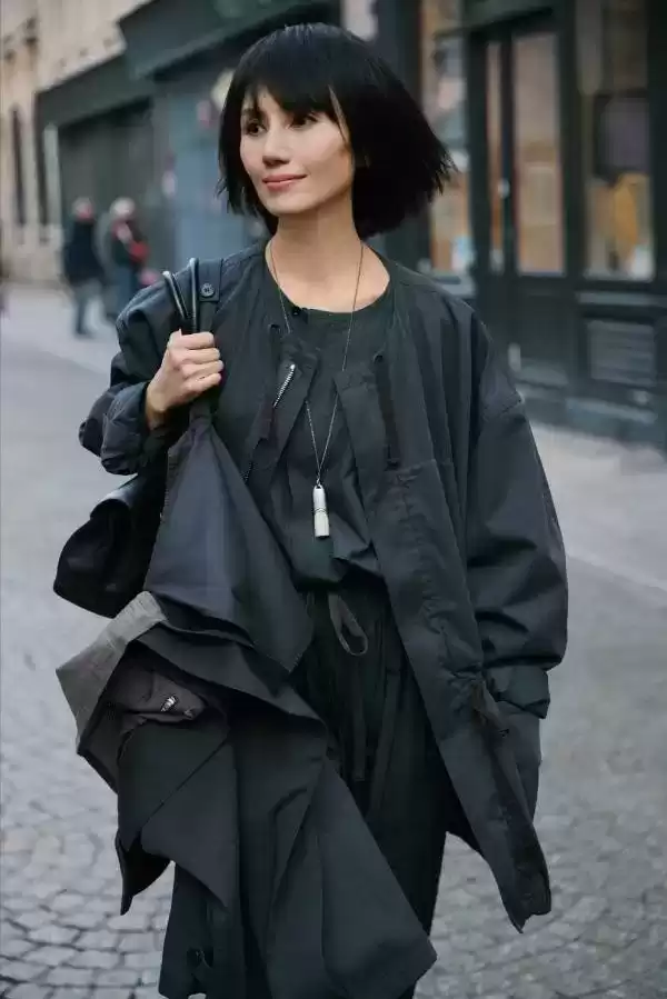 臀部丰满如何穿搭？48岁袁泉引领新风尚： oversized外套+阔腿裤，时髦显年轻