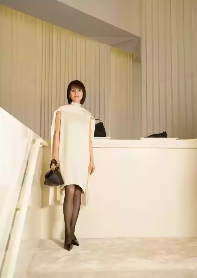 臀部丰满如何穿搭？48岁袁泉引领新风尚： oversized外套+阔腿裤，时髦显年轻