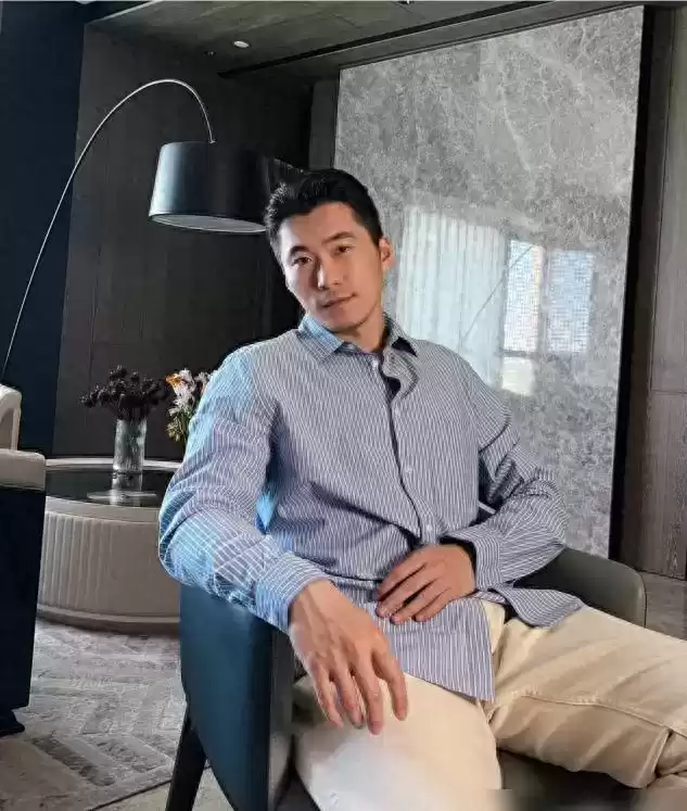 40岁男士穿搭蜕变指南:摒弃陈旧造型,成就高级显高风范 40岁男士穿搭蜕变指南:摒弃陈旧造型,成就高级显高风范