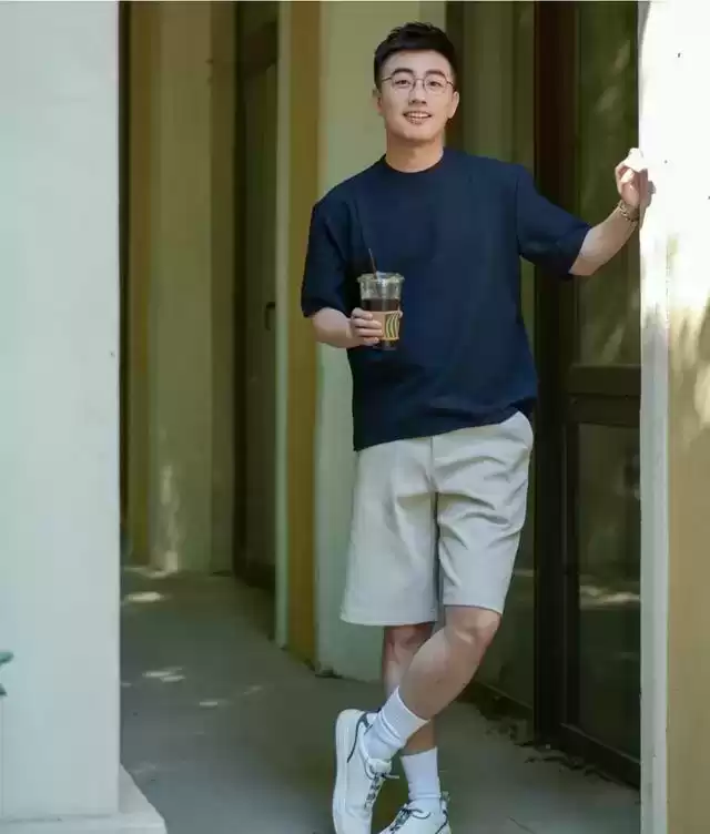 40岁男士穿搭蜕变指南:摒弃陈旧造型,成就高级显高风范 40岁男士穿搭蜕变指南:摒弃陈旧造型,成就高级显高风范