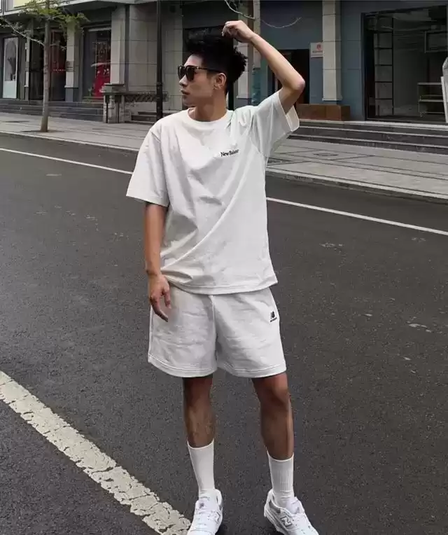 40岁男士穿搭蜕变指南:摒弃陈旧造型,成就高级显高风范 40岁男士穿搭蜕变指南:摒弃陈旧造型,成就高级显高风范