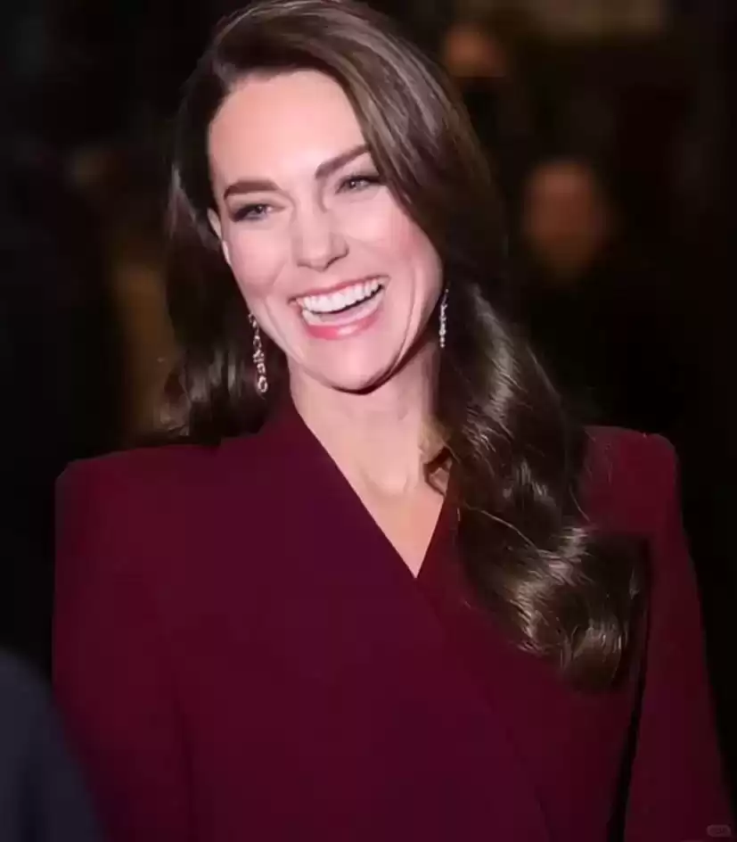 2025年安可拉红穿搭风潮:年龄无界显白利器,中年女性的时尚秘籍 2025年安可拉红穿搭风潮:年龄无界显白利器,中年女性的时尚秘籍