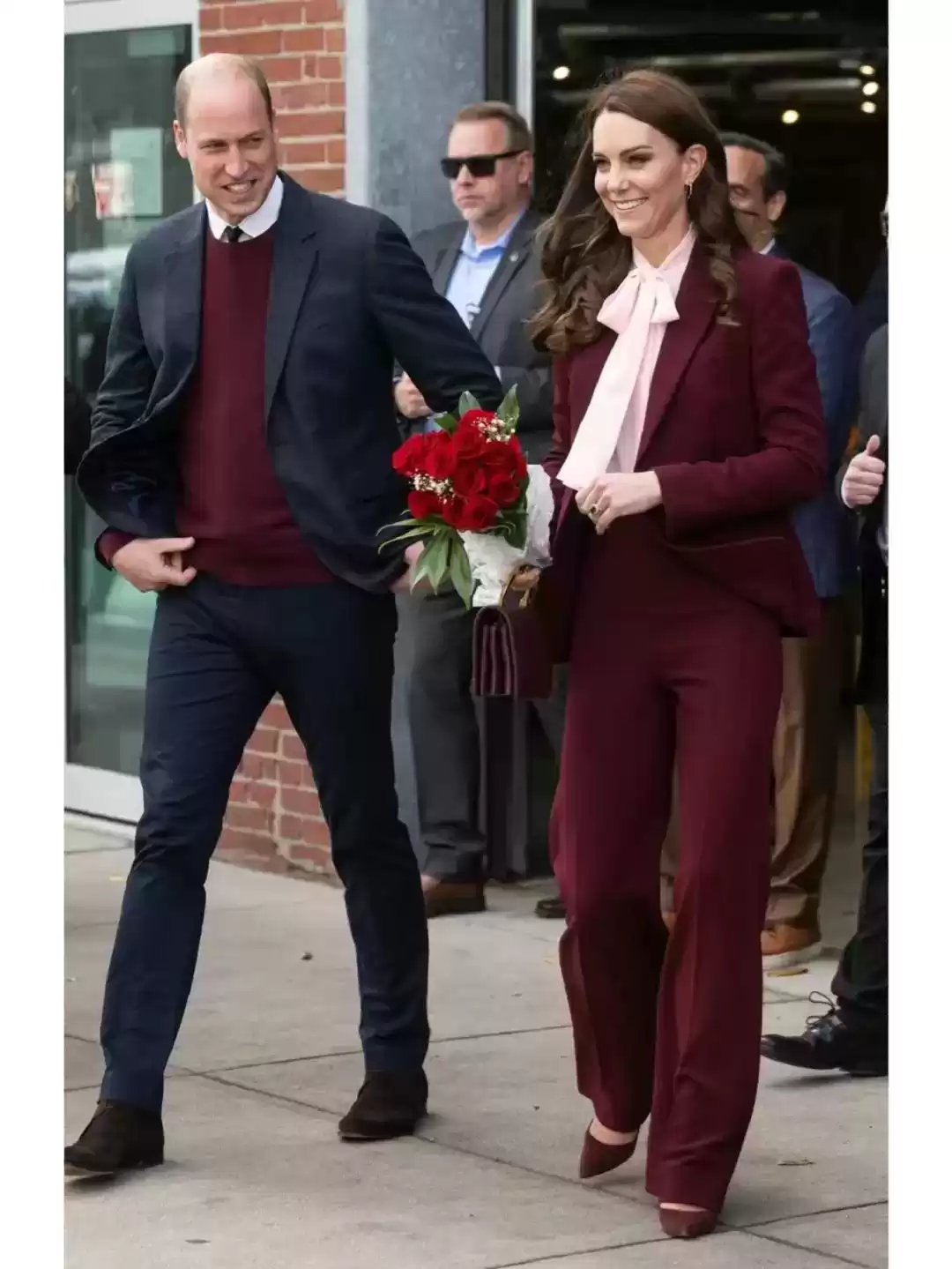 2025年安可拉红穿搭风潮:年龄无界显白利器,中年女性的时尚秘籍 2025年安可拉红穿搭风潮:年龄无界显白利器,中年女性的时尚秘籍