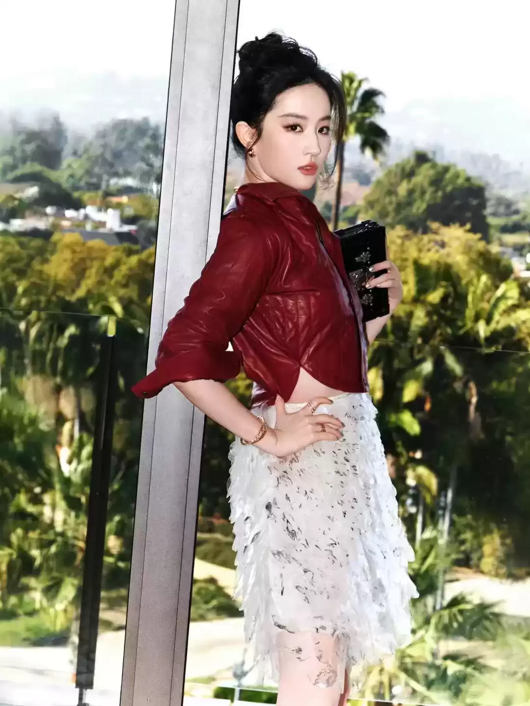 2025年安可拉红穿搭风潮:年龄无界显白利器,中年女性的时尚秘籍 2025年安可拉红穿搭风潮:年龄无界显白利器,中年女性的时尚秘籍