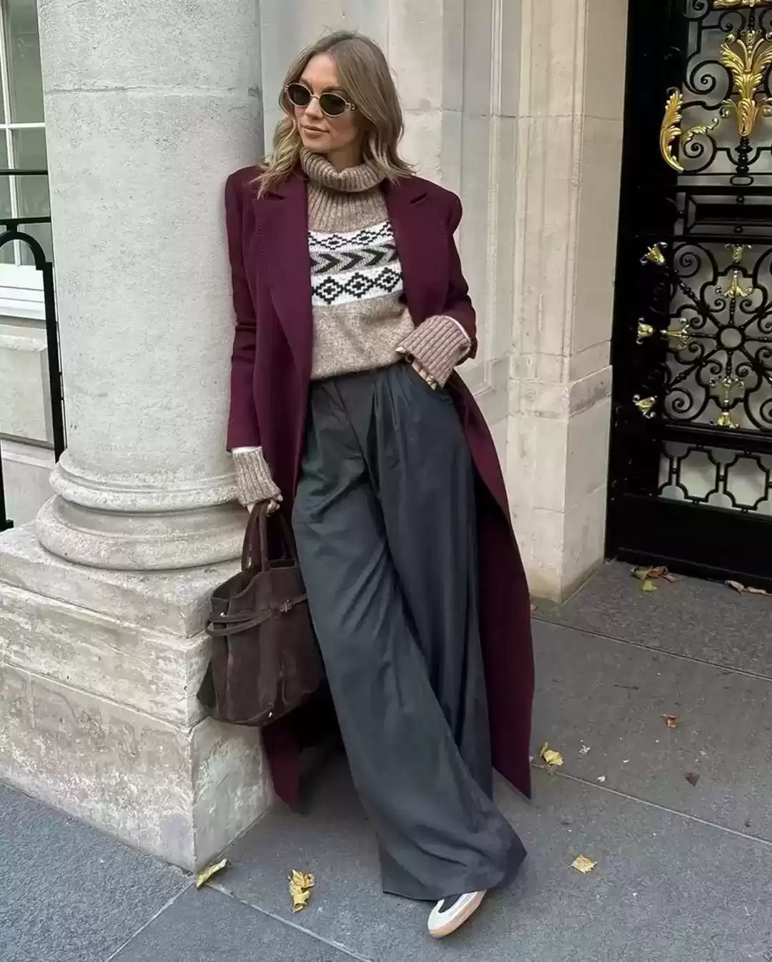 2025年安可拉红穿搭风潮:年龄无界显白利器,中年女性的时尚秘籍 2025年安可拉红穿搭风潮:年龄无界显白利器,中年女性的时尚秘籍