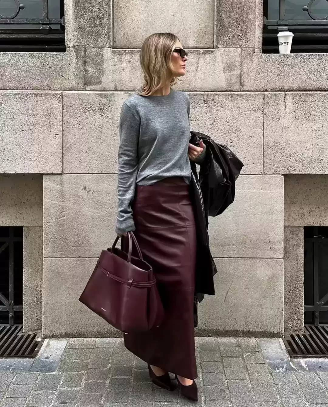 2025年安可拉红穿搭风潮:年龄无界显白利器,中年女性的时尚秘籍 2025年安可拉红穿搭风潮:年龄无界显白利器,中年女性的时尚秘籍