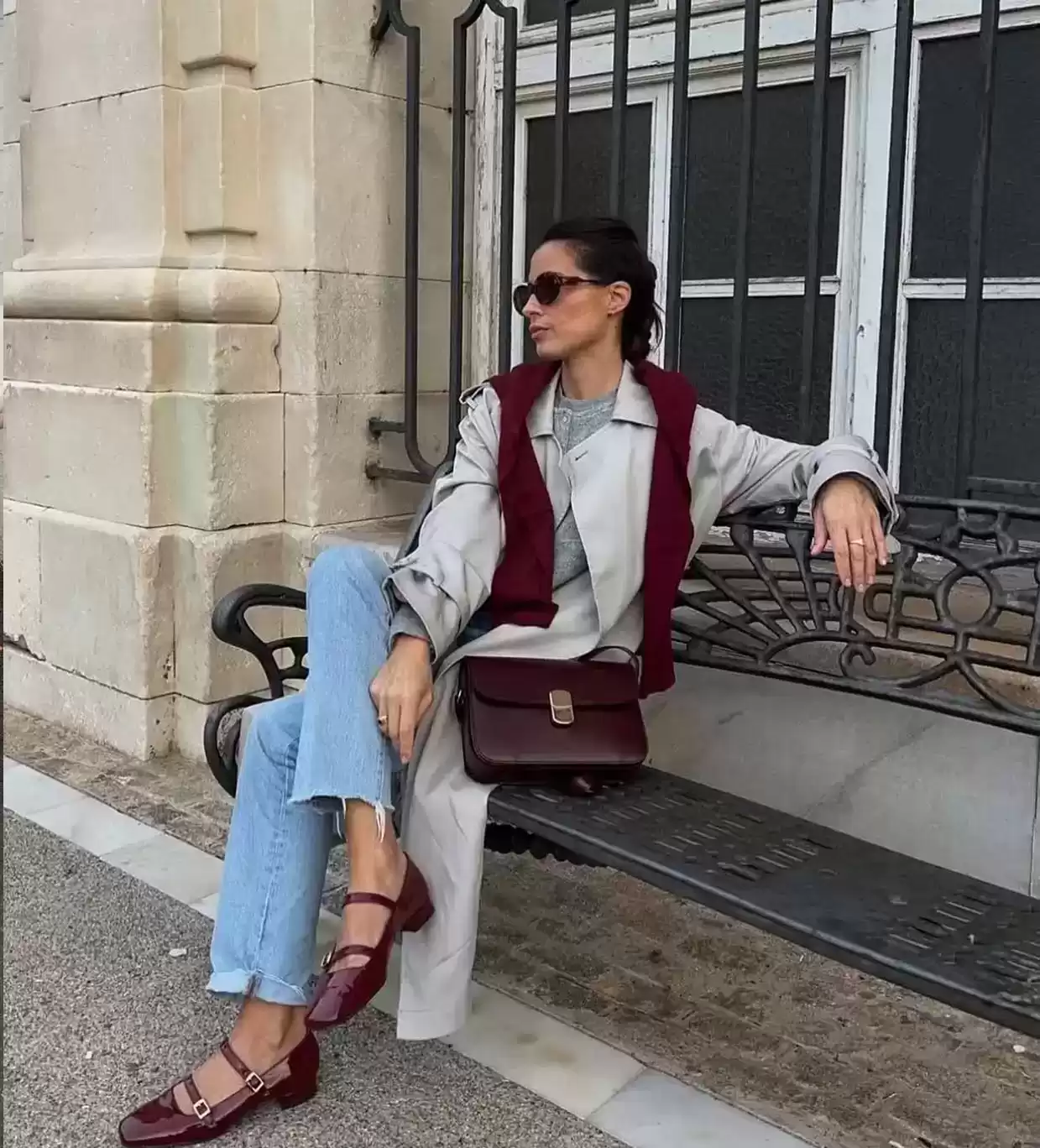 2025年安可拉红穿搭风潮:年龄无界显白利器,中年女性的时尚秘籍 2025年安可拉红穿搭风潮:年龄无界显白利器,中年女性的时尚秘籍