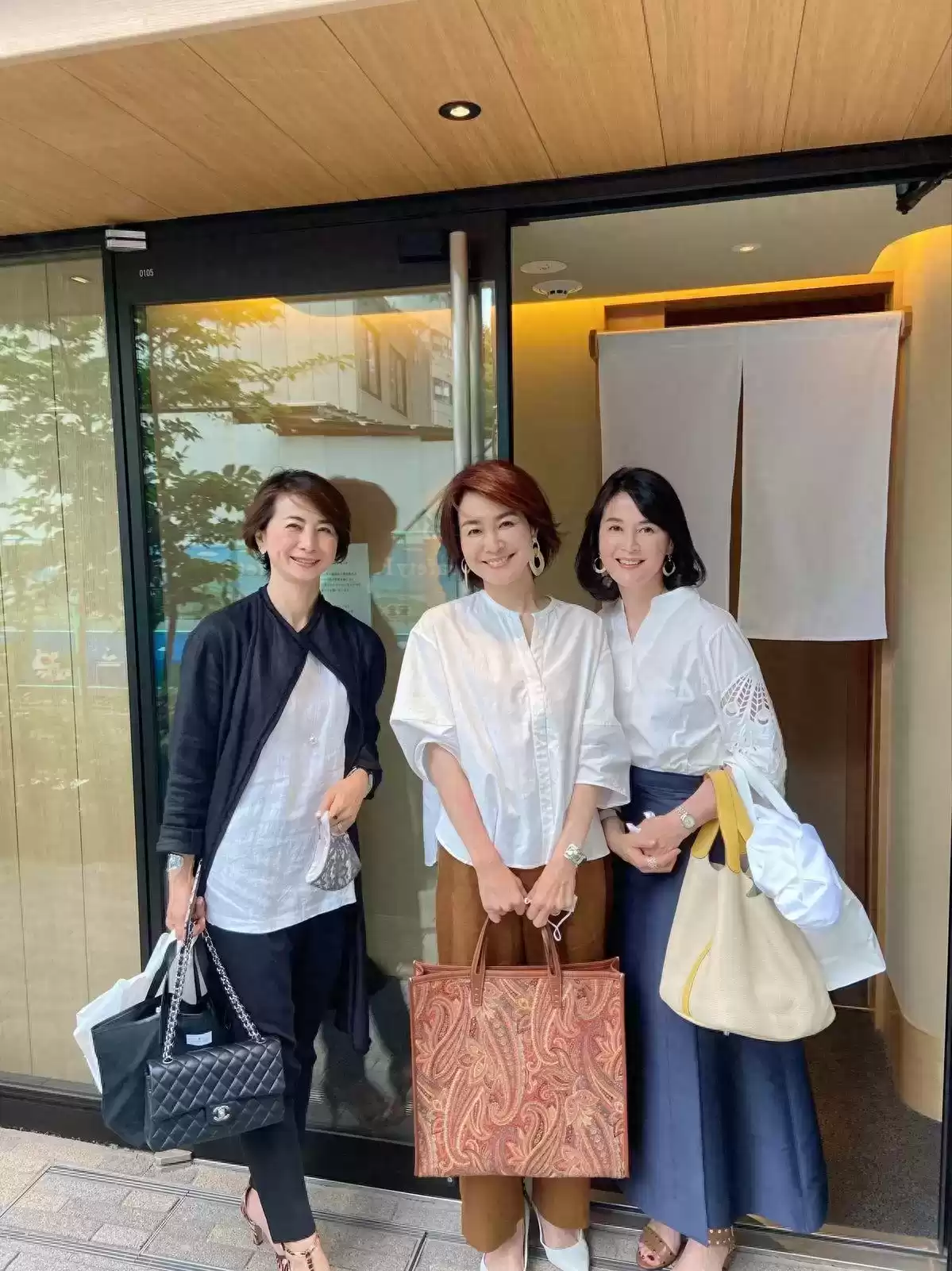 日本女人穿衣搭配 才发现日本主妇穿衣口诀：穿简不穿繁，少穿亮色，简单大方又耐看