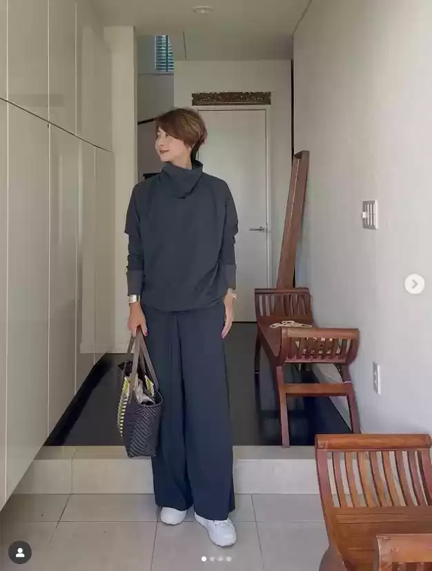 日本女人穿衣搭配 才发现日本主妇穿衣口诀：穿简不穿繁，少穿亮色，简单大方又耐看