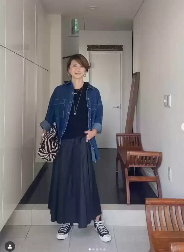 日本女人穿衣搭配 才发现日本主妇穿衣口诀：穿简不穿繁，少穿亮色，简单大方又耐看