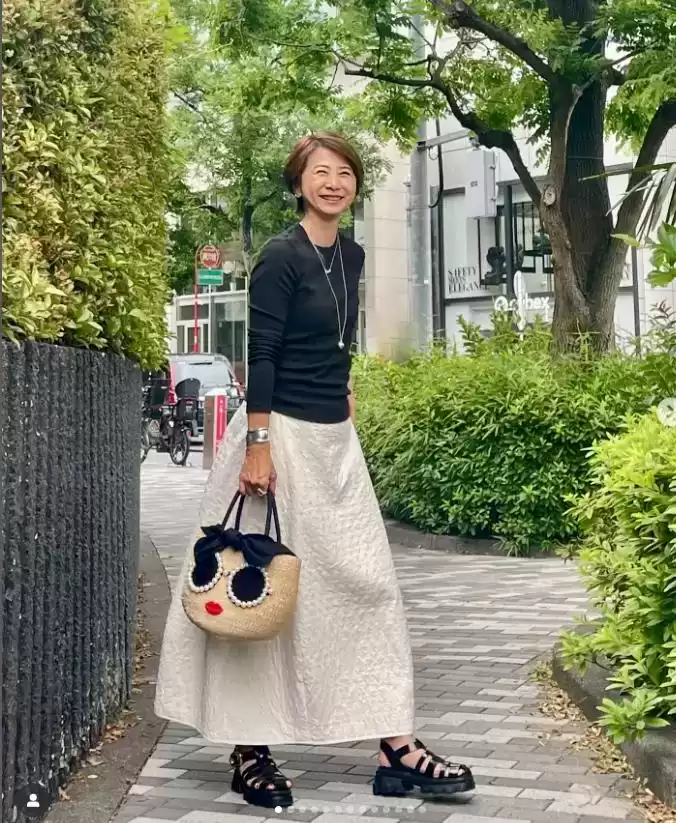 日本女人穿衣搭配 才发现日本主妇穿衣口诀：穿简不穿繁，少穿亮色，简单大方又耐看