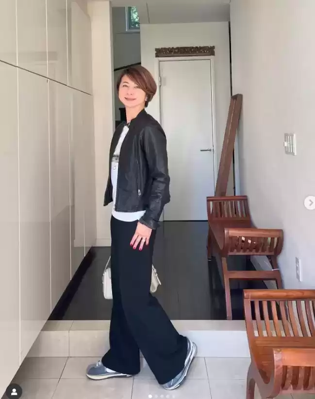 日本女人穿衣搭配 才发现日本主妇穿衣口诀：穿简不穿繁，少穿亮色，简单大方又耐看