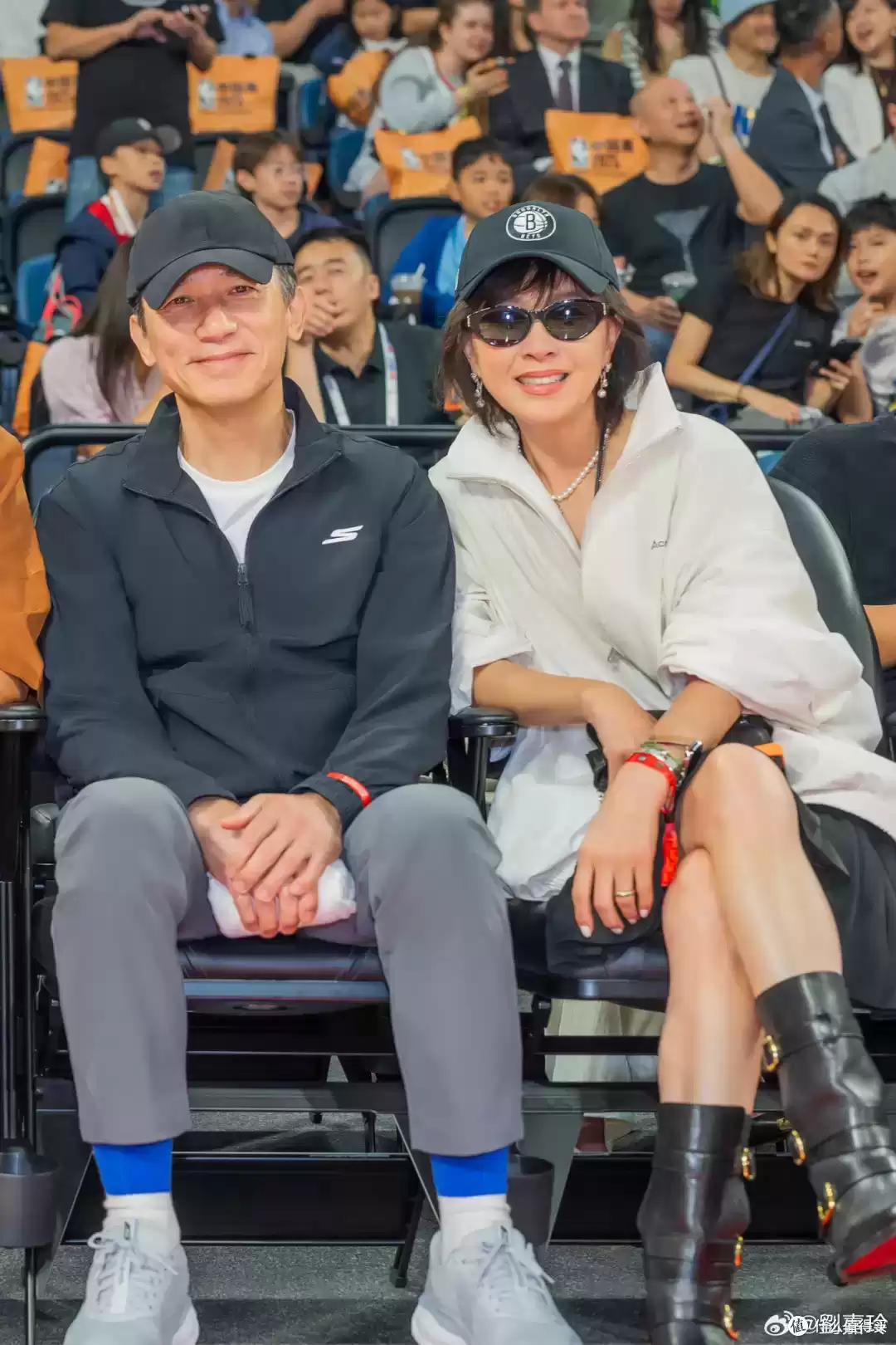 男性设计师视角：大佬观赛穿搭风格对决，马云格子衫、成龙冲锋衣、小贝皮衣谁更出众？