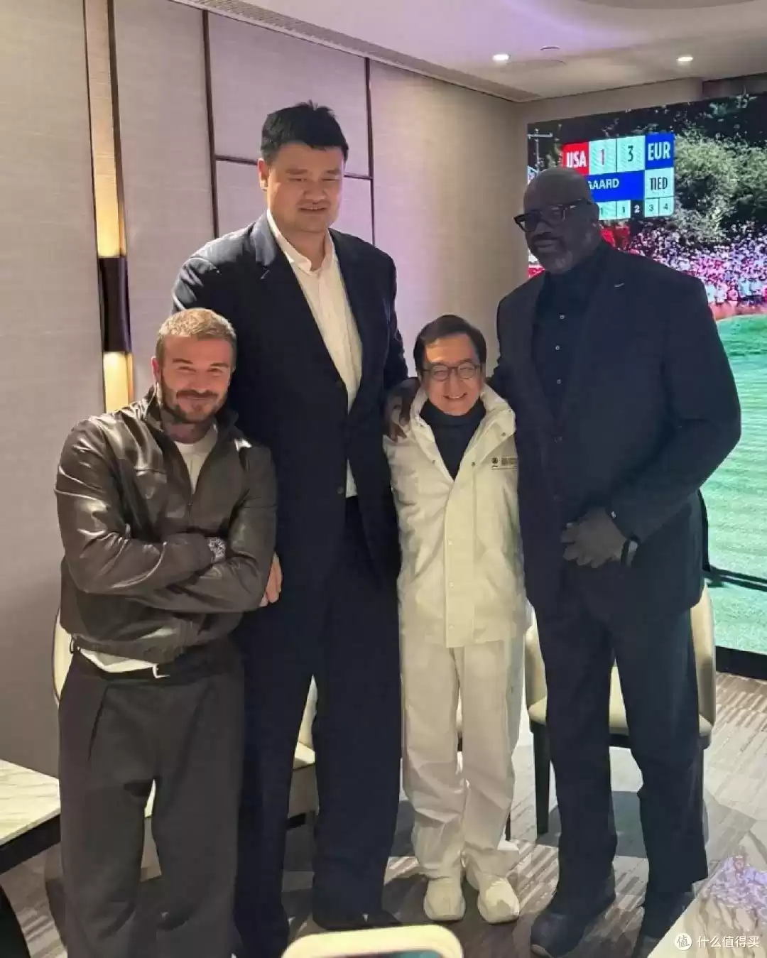 男性设计师视角：大佬观赛穿搭风格对决，马云格子衫、成龙冲锋衣、小贝皮衣谁更出众？