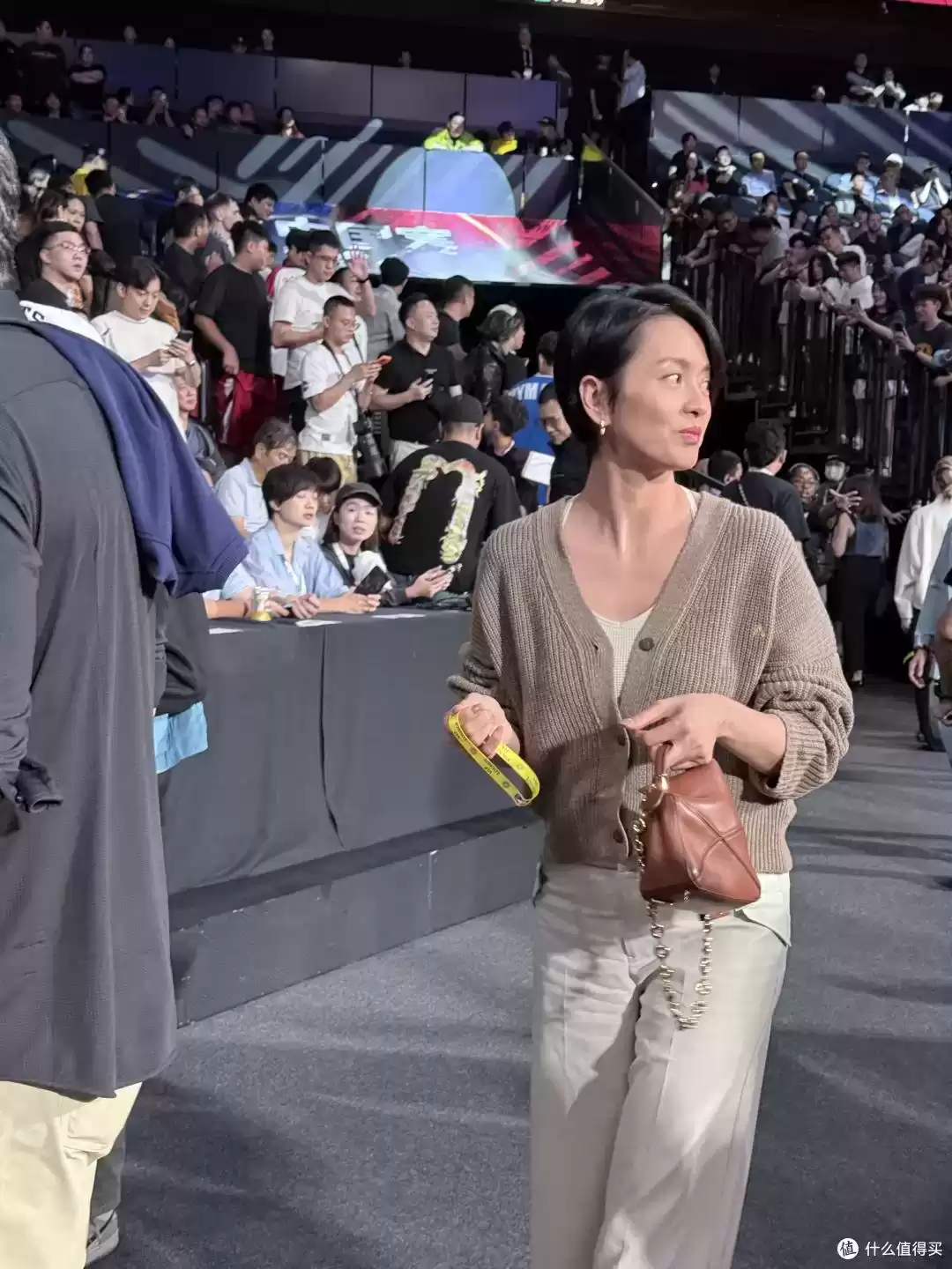 男性设计师视角：大佬观赛穿搭风格对决，马云格子衫、成龙冲锋衣、小贝皮衣谁更出众？