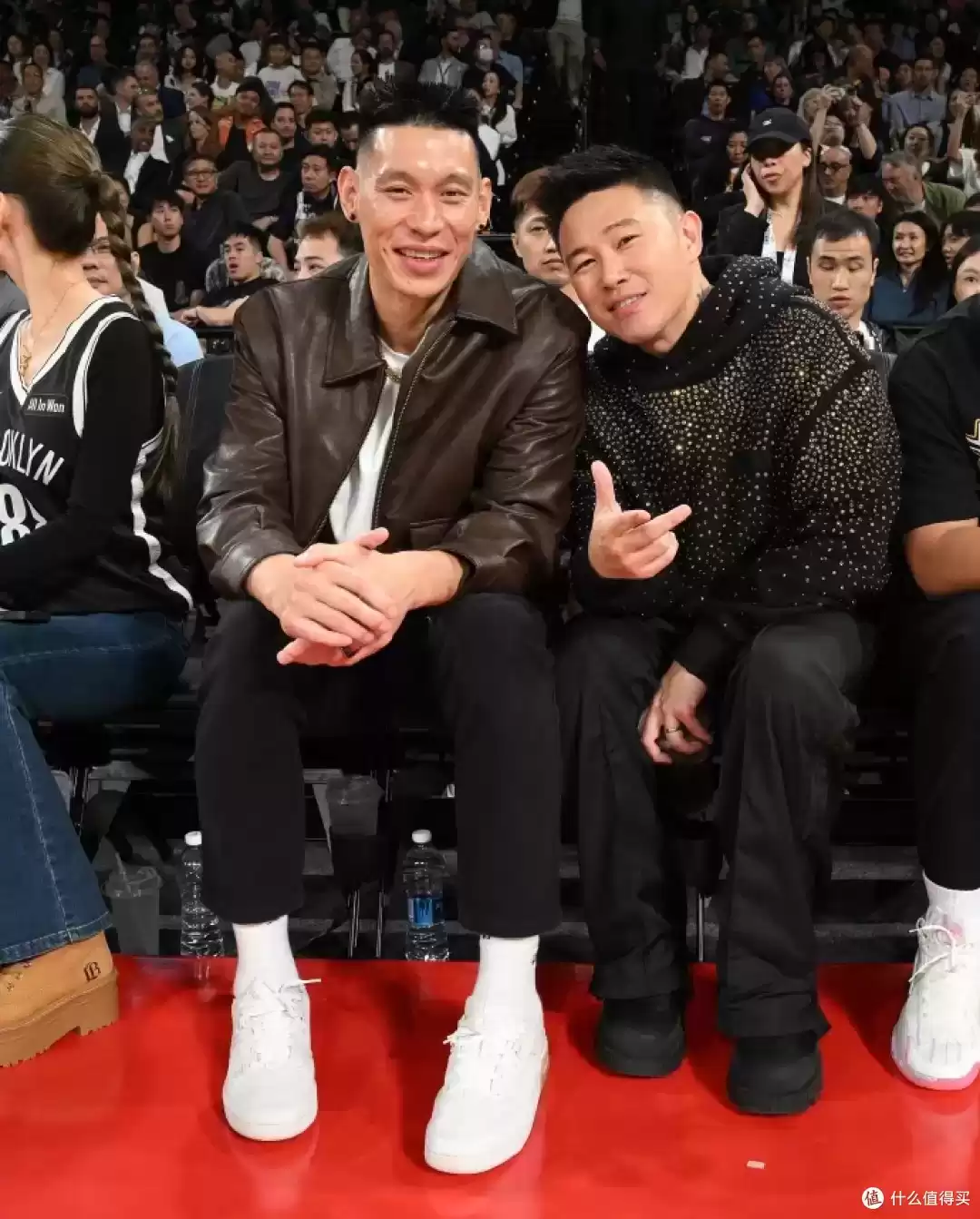 男性设计师视角：大佬观赛穿搭风格对决，马云格子衫、成龙冲锋衣、小贝皮衣谁更出众？