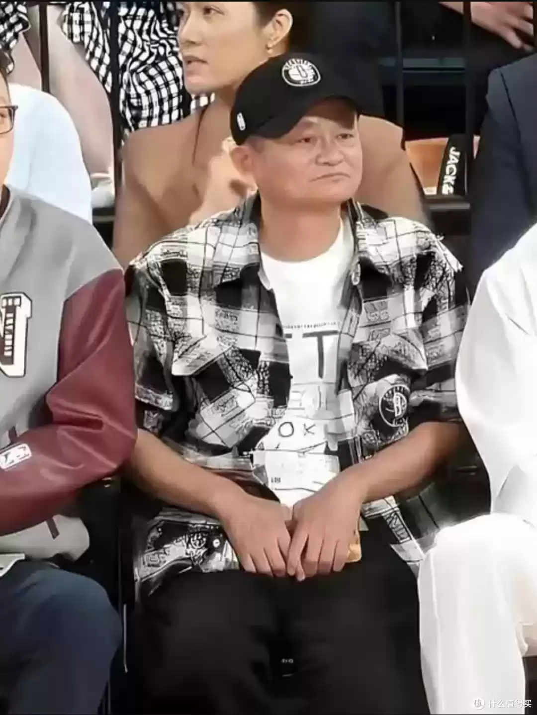 男性设计师视角：大佬观赛穿搭风格对决，马云格子衫、成龙冲锋衣、小贝皮衣谁更出众？