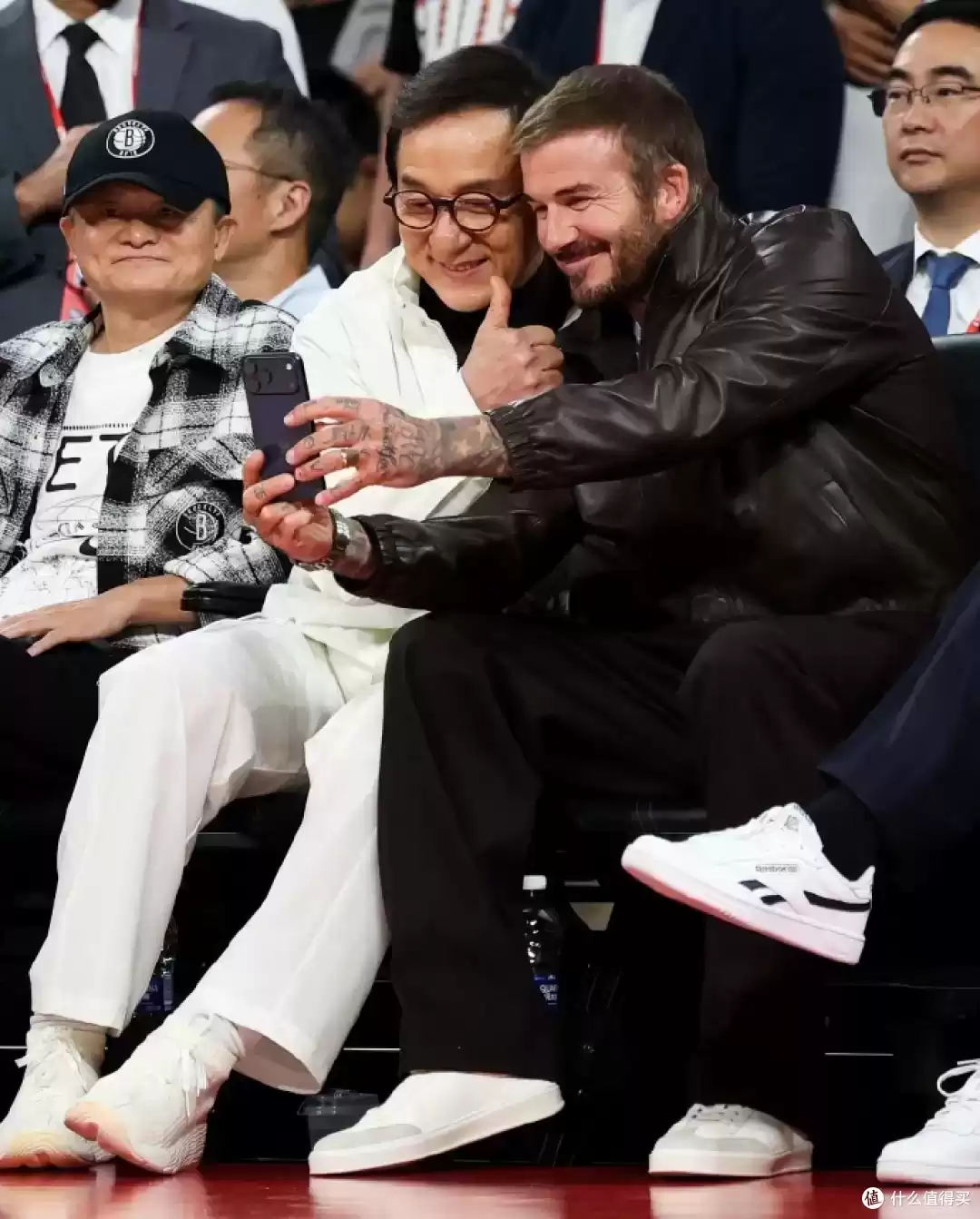 男性设计师视角：大佬观赛穿搭风格对决，马云格子衫、成龙冲锋衣、小贝皮衣谁更出众？