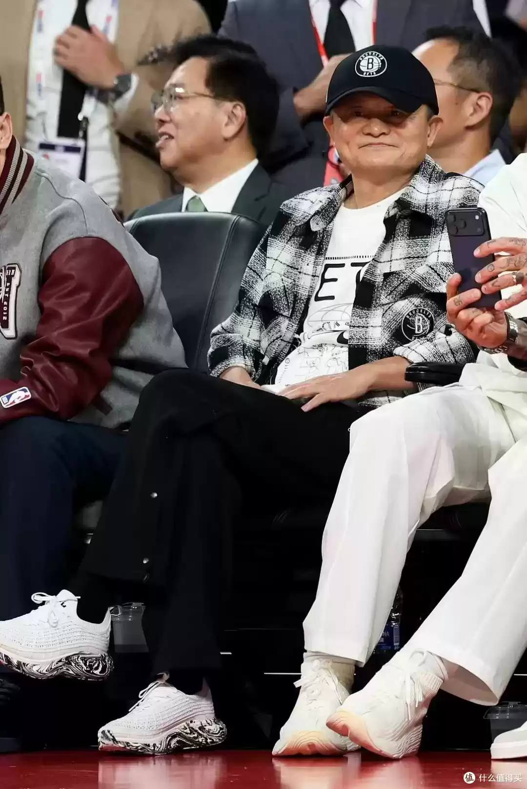 男性设计师视角：大佬观赛穿搭风格对决，马云格子衫、成龙冲锋衣、小贝皮衣谁更出众？